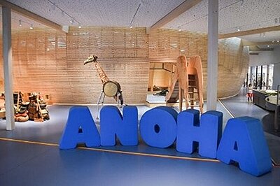 Große stehende blaue Buchstaben, die das Wort ANOHA, den Namen des jüdischen Kindermuseums ergeben.